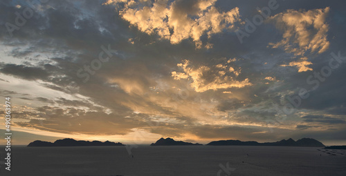 Islas Cies al atardececer con un cielo de nubes cálido y dramático