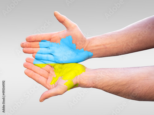 Hände mit Ukraine Karte als Symbol photo