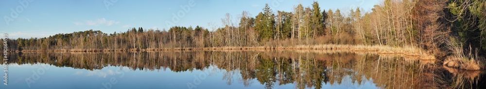 Fototapeta premium Herbstspaziergang am Silfinger See: Schöne Spiegelungen