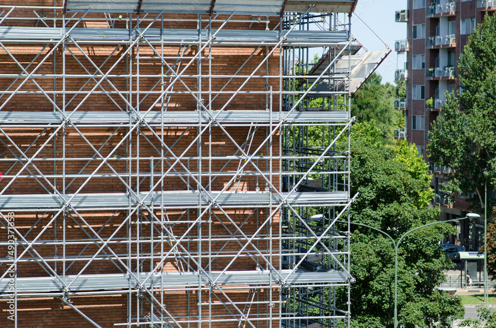 buildings: the scaffolding is for the safety at work of the workers, with projects in accordance with the law, with parapet, pipes, joints and structures in galvanized steel.