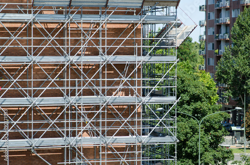 Wallpaper Mural buildings: the scaffolding is for the safety at work of the workers, with projects in accordance with the law, with parapet, pipes, joints and structures in galvanized steel. Torontodigital.ca