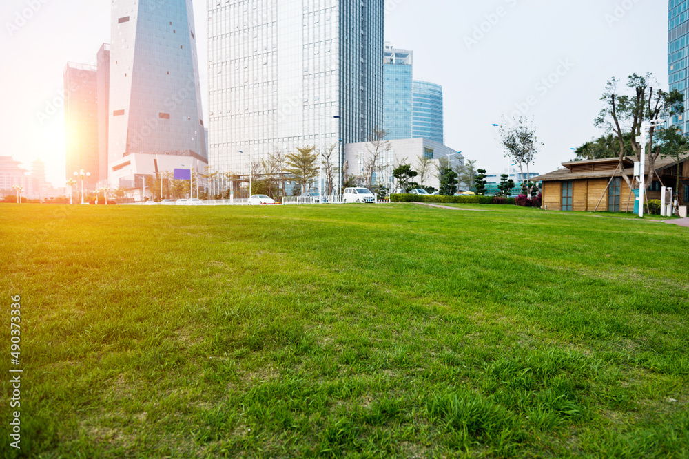 Obraz premium Grass field with modern office building