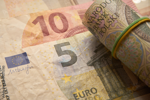 banknoty euro i sto złotych 