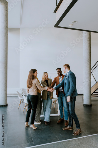 Group of positive businessp...