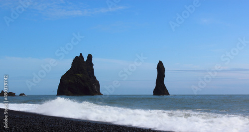 Island - Reynisfjara Strand - Reynisdrangar Basaltfelsspitzen / Iceland - Reynisfjara Beach - Reynisdrangar basalt stacks /