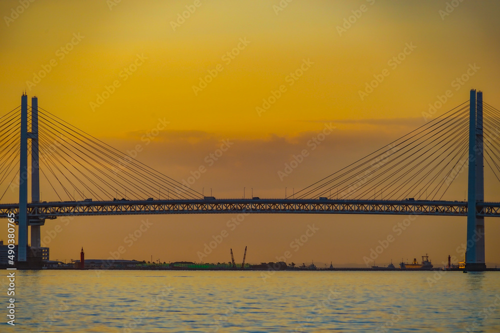 Fototapeta premium 朝焼けに包まれる横浜ベイブリッジ