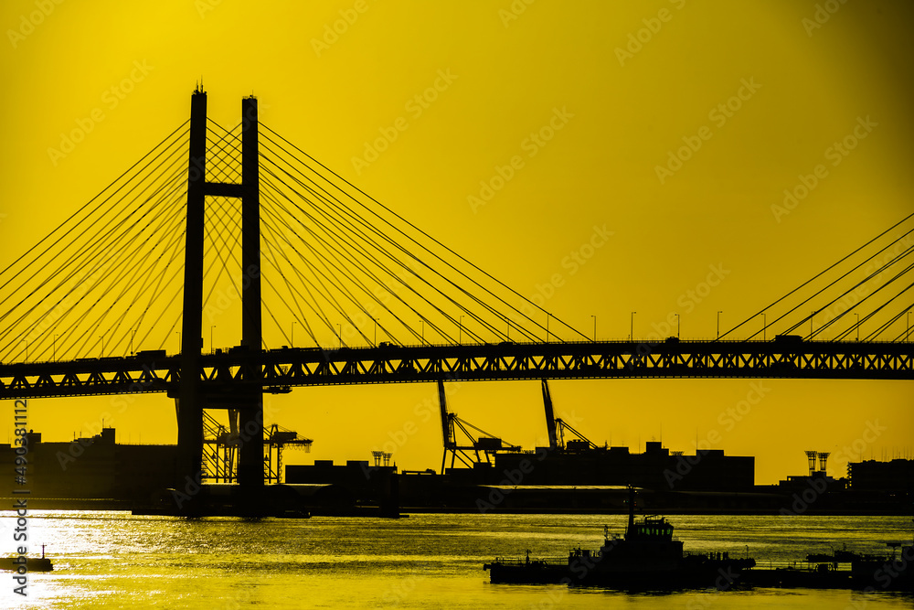 Fototapeta premium 朝焼けに包まれる横浜ベイブリッジ