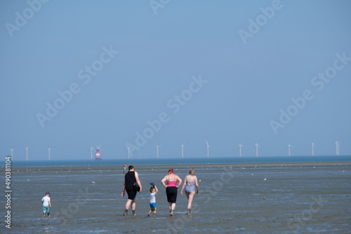 FU 2020-08-12 Fries T3 377 Leute gehen im Wattenmeer spazieren photo