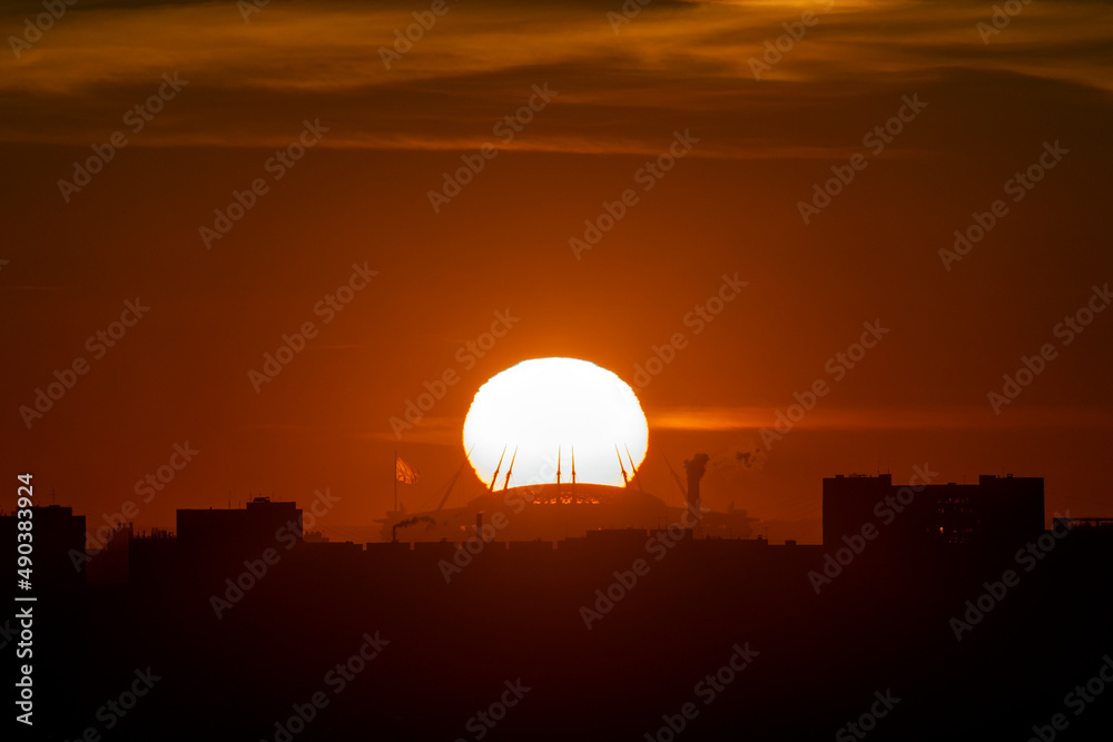 Obraz premium Sunset on a warm spring day in the city