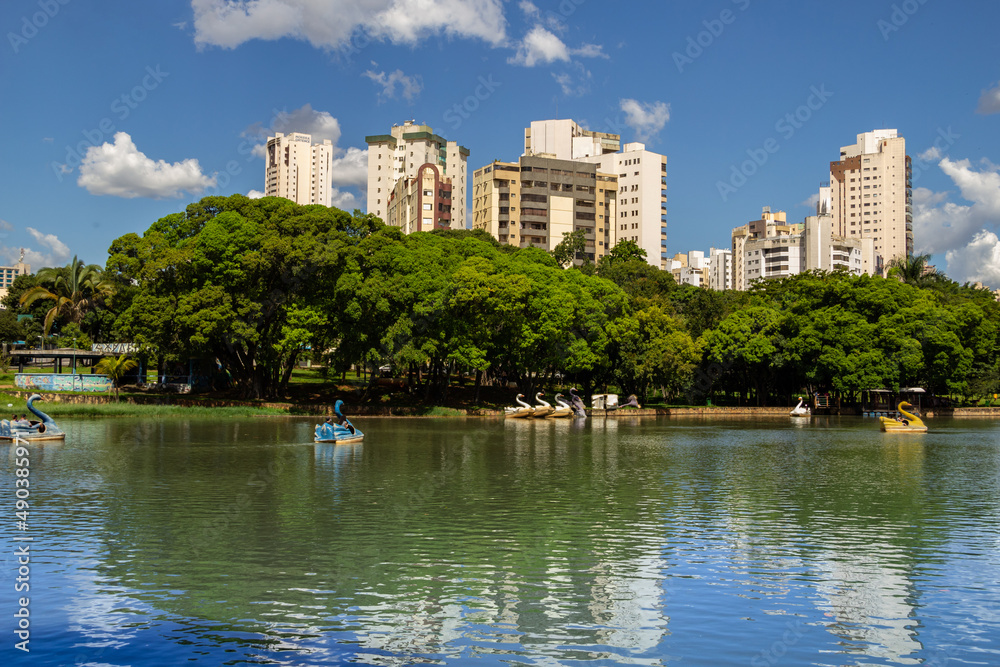 Vista de um lago em um parque público da cidade de Goiânia. Lago das Rosas. Onde as famílias vão descansar e fazer piquenique.