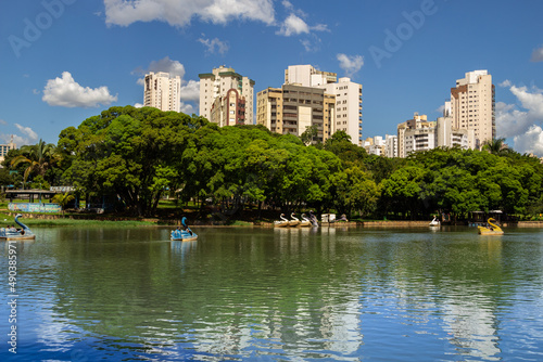 Vista de um lago em um parque público da cidade de Goiânia. Lago das Rosas. Onde as famílias vão descansar e fazer piquenique.
