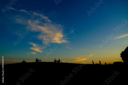 夕暮れの丘と人々のシルエット © kanzilyou
