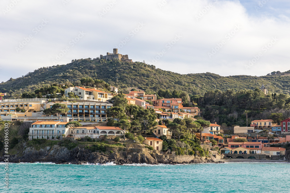 Vue sur le Fort Saint-Elme et l’Ansa de la Baleta depuis la Plage Saint-Vincent de Collioure (Occitanie, France) Vue sur le Fort Saint-Elme et l’Ansa de la Baleta depuis la Plage Saint-Vincent de Collioure (Occitanie, France)