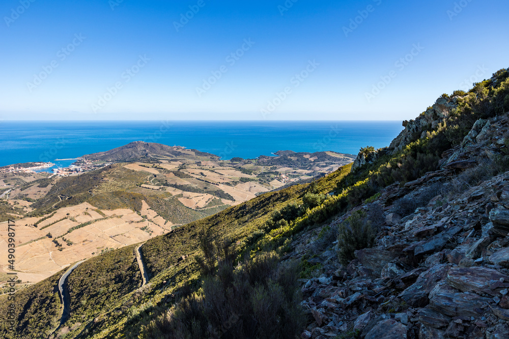 Fototapeta premium Vue sur la Côte Vermeille de la ville de Port-Vendres au village de Cosprons depuis le Massif des Albères (Occitanie, France)