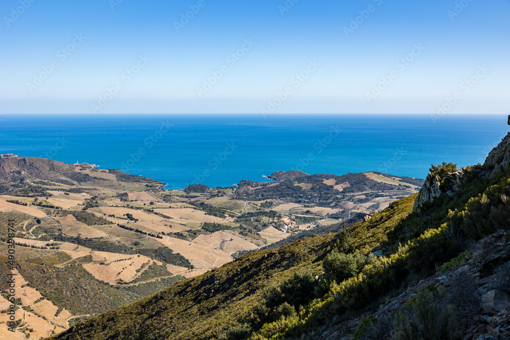 Vue sur le village de Cosprons et la Côte Vermeille depuis le Massif des Albères (Occitanie, France) Vue sur le village de Cosprons et la Côte Vermeille depuis le Massif des Albères (Occitanie, France)