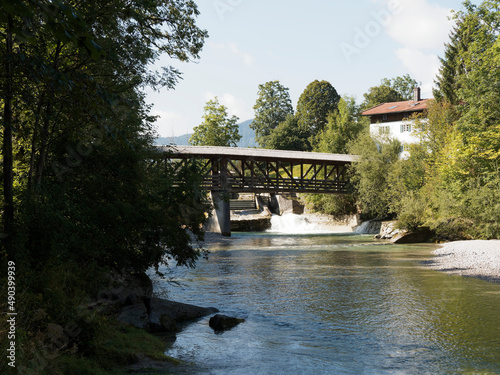 Oberbayern in Deutschland. Weissach Hauptzufluss des Tegernsees. Kleine Holzbrücke und ein kleiner Damm über die fluß Zwischen Oberach und Oberhof am Fuße des Wallbergs zum Ringsee photo