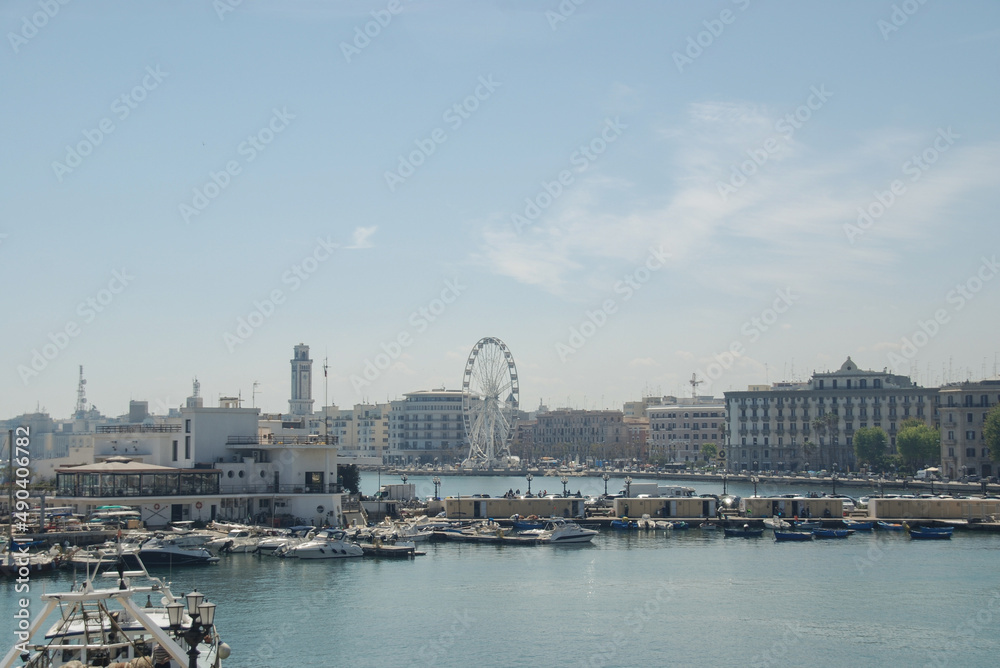 Bari, lungomare con ruota panoramica, vista porto