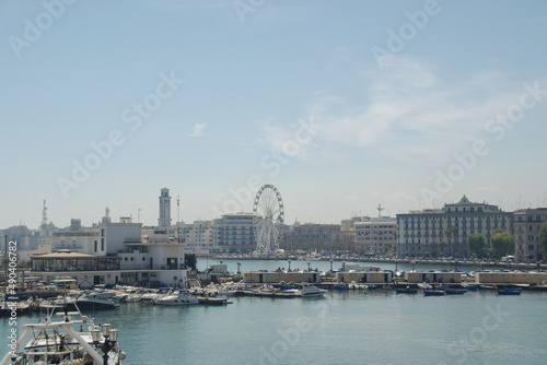 Bari, lungomare con ruota panoramica, vista porto © Pépinot