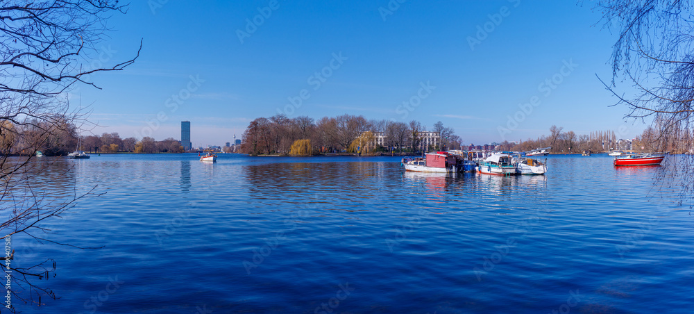Fototapeta premium Berlin Spreeblick Treptow Rummelsburger Bucht Panorama Berliner Gewässer Wassersport Spree Spreearm Kratzbruch Liebesinsel Spreeinsel wassersport wassersportler motorboot ankern vor anker weiter blick