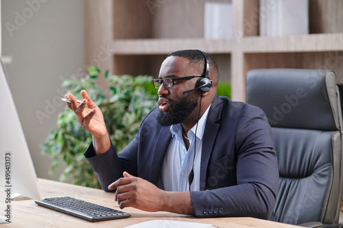 Obraz na plátně Representive African American practitioner leads online training wearing a suit