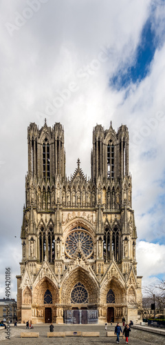 Canvas-taulu REIMS, FRANCE - FEBRUARY 11th, 2022: Facade of Reims cathedral, traditional loca