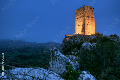 Sardynia, Prowincja Nuoro, Posada Zamek Bobu Castello della Fava, wieża zamkowa nocą