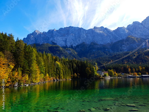 Aerial Panoramalandschaft. Spektakuläre Ansicht, smaragdgrünes Kristall klaren See, immergrüner Wald, Berge Hintergrund. Wandern und entspannen im Herbst in den bayerischen Alpen, Eibsee, Deutschland.
