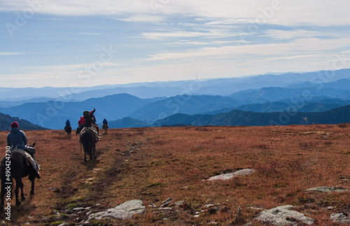 equestrian trip in the Altai mountains, descent from the mountain on horseback © Ksenia Groshova