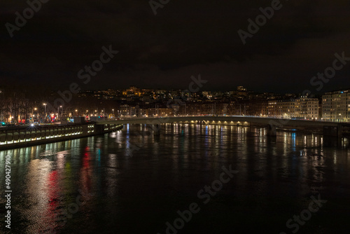Rio no meio da cidade de Lyon, França © Mateus R Fiuza
