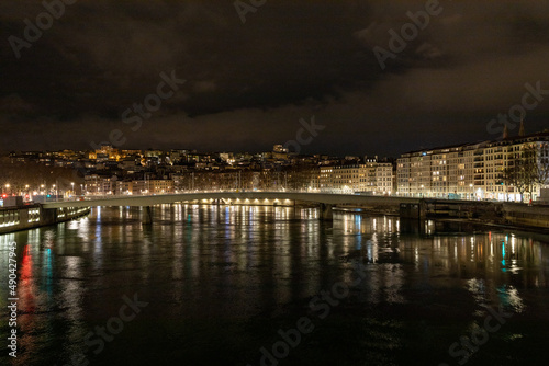 Rio no meio da cidade de Lyon, França © Mateus R Fiuza