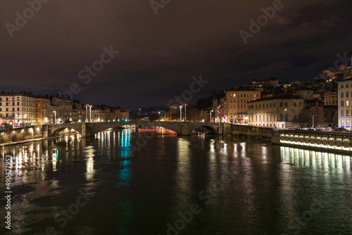 Rio no meio da cidade de Lyon  Fran  a