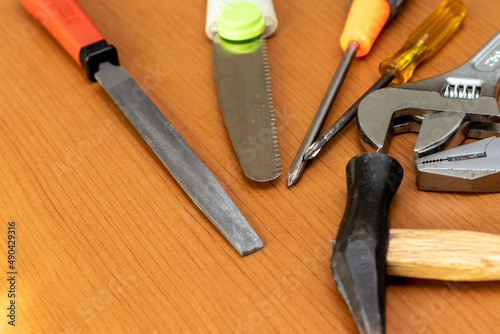 木製の作業台の上に並べられたさまざまな工具 photo