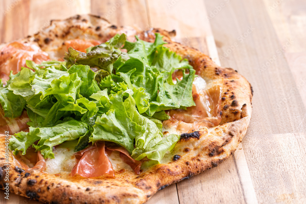 サラダののったピザ pizza サラダののったピザ pizza