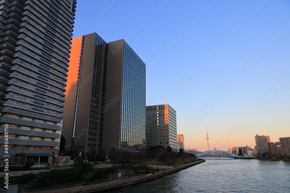 隅田川沿いの高層ビル群と夕景