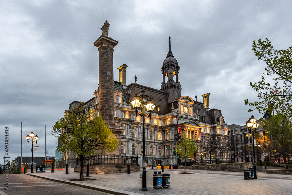 Fototapeta premium Montreal – May, 2017 – View of the Montreal City Hall from the Jacques Cartier square, with the Nelson column in the foreground