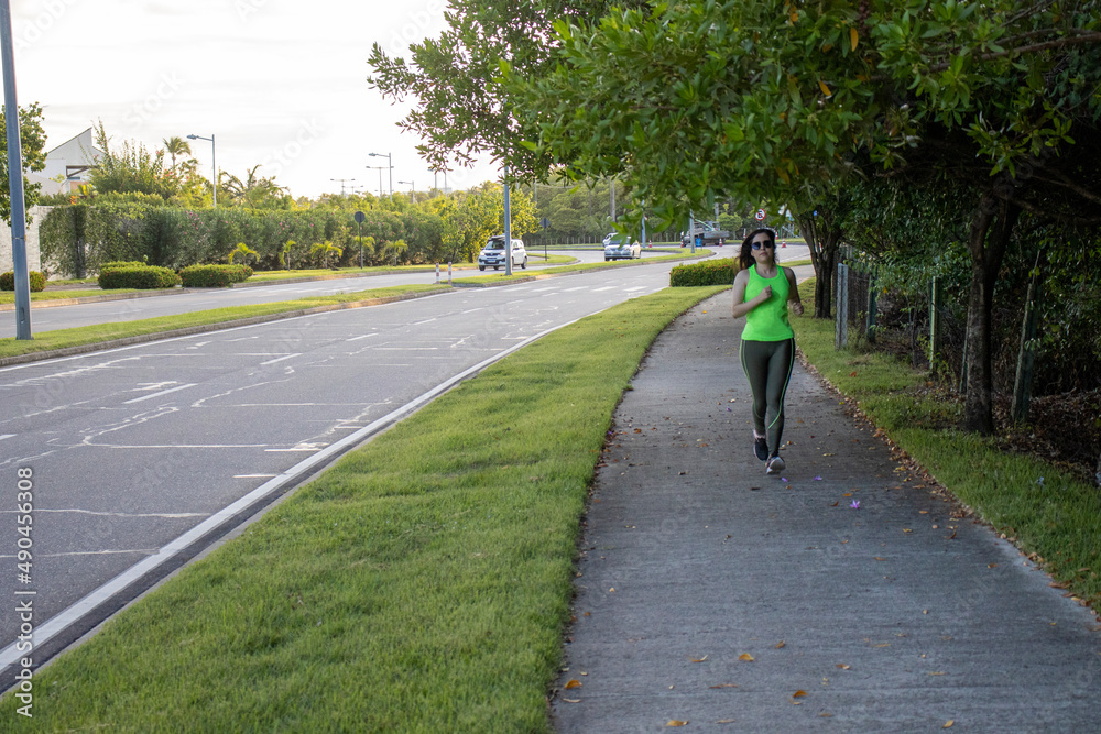 Mulher praticando corrida ao ar livre