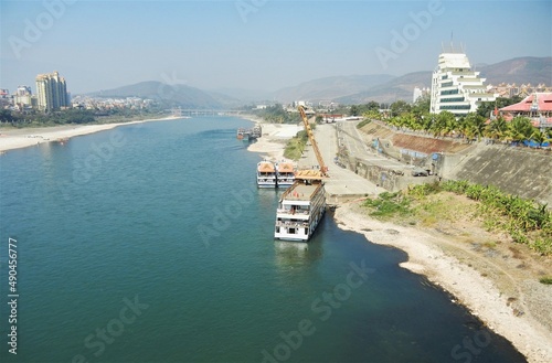 A scene of the Mekong River flowing through Jinghong City in Yunnan Province in Cjina 中国雲南省景洪市を流れるメコン川の一風景