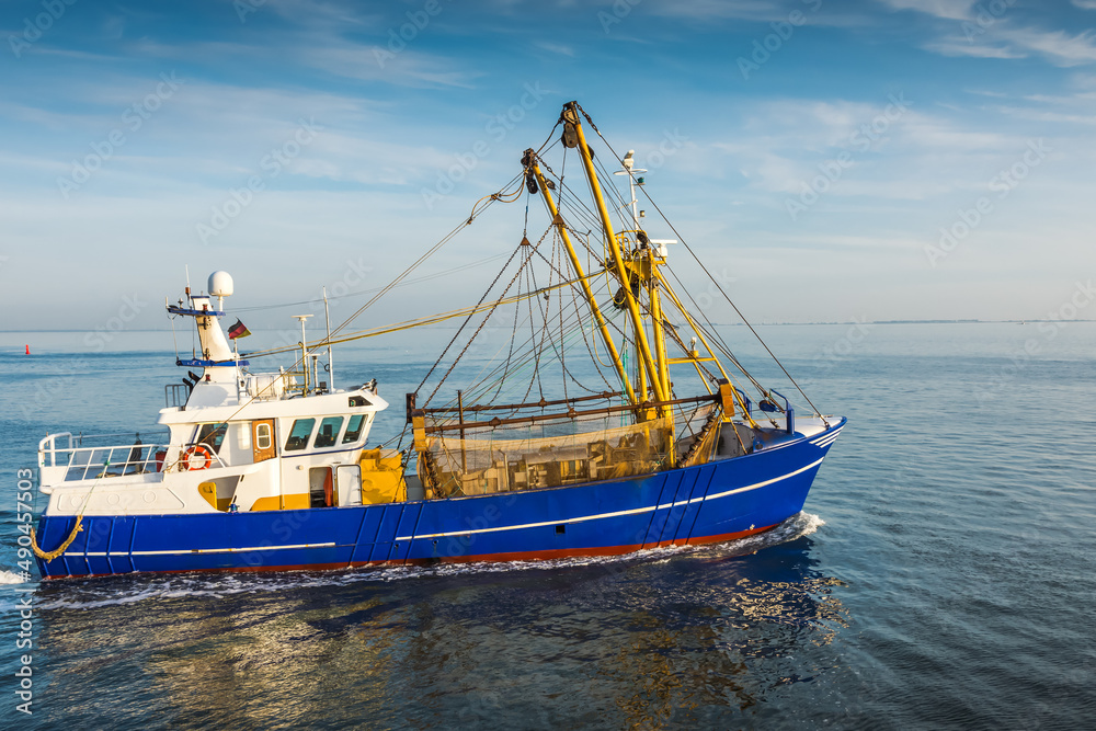 Fischkutter auf der Nordsee, Büsum, Nationalpark Schleswig-Holsteinisches Wattenmeer, Schleswig-Holstein, Deutschland Fischkutter auf der Nordsee, Büsum, Nationalpark Schleswig-Holsteinisches Wattenmeer, Schleswig-Holstein, Deutschland