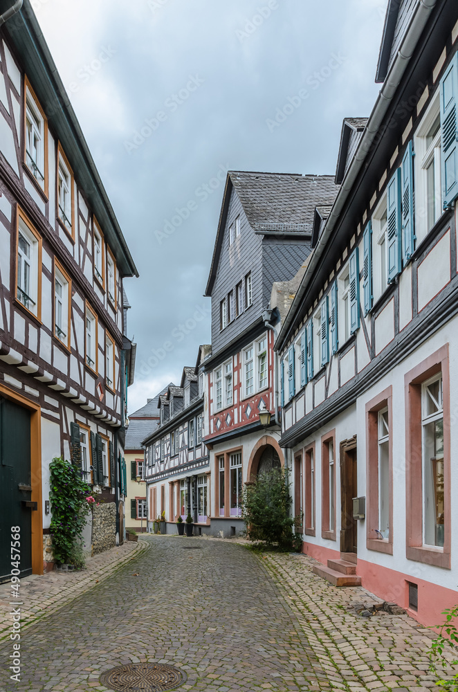 Gasse mit Fachwerkhäusern und Kopfsteinpflaster in Eltville am Rhein, Rheingau, Hessen, Deutschland