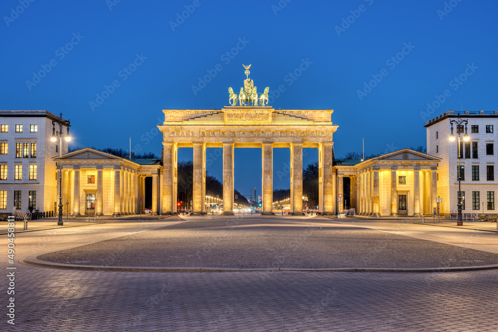 Obraz premium The illuminated Brandenburg Gate in Berlin at dawn