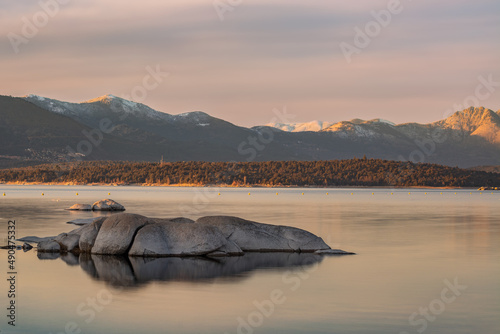 Rocas en un lago con montañas