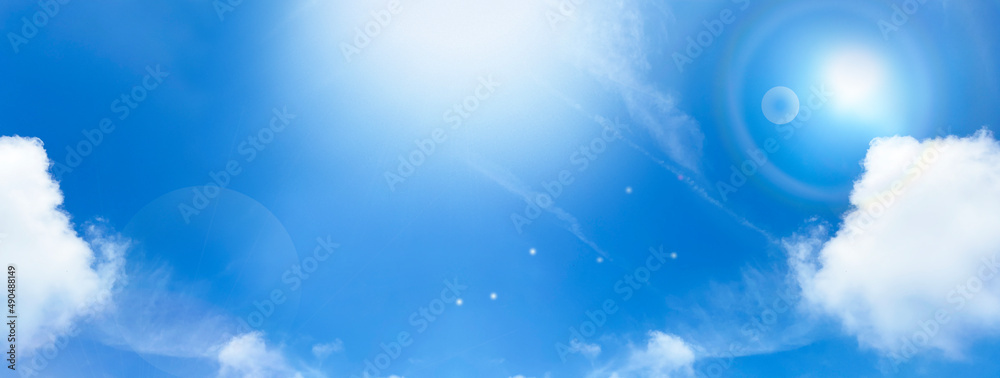 爽やかな空に浮かぶ雲と太陽の光
