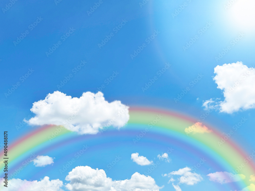 爽やかな空に浮かぶ雲と綺麗な虹