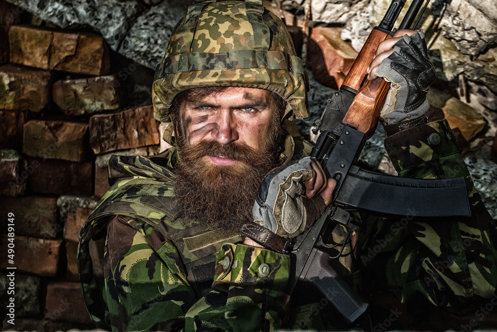 Obraz premium Russian or ukrainian soldiers with rifle. Russia vs Ukraine soldier. Ukraine war. Military conflict, geopolitical concept.