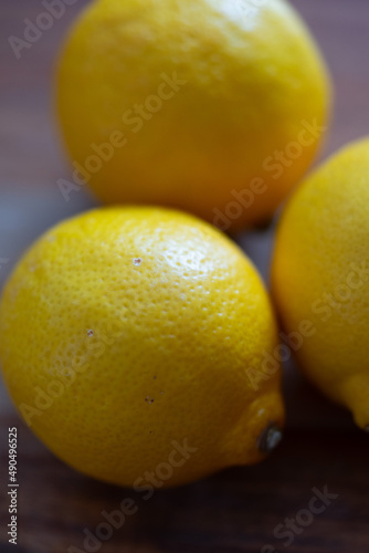 Zitronen auf einen Holzbrett
