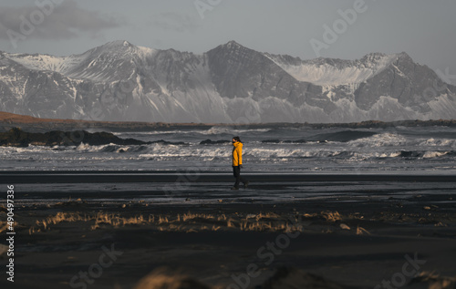 Obraz na płótnie woman walking on stokksnes black beach w salonie