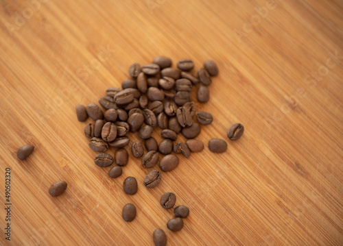 Grains de café sur une planche en bois