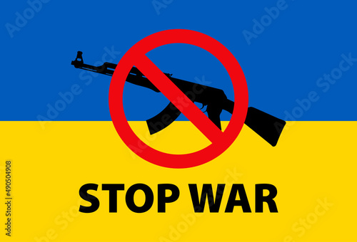 No a la guerra. Mensaje texto Stop War con signo prohibido con silueta de Kalashnikov AK-47 sobre bandera de Ucrania en color azul y amarillo