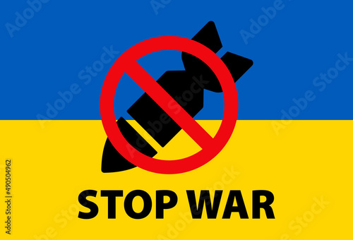 No a la guerra. Mensaje texto Stop War con signo prohibido con silueta de bomba sobre bandera de Ucrania en color azul y amarillo