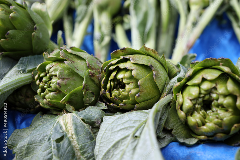 Obraz premium stall of artichokes at the market
